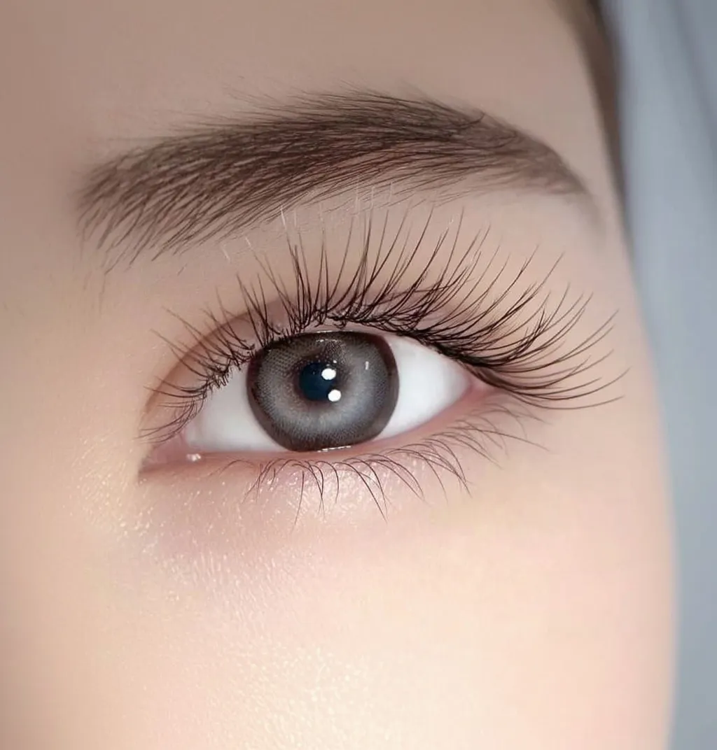 Extensions de Cils Volumineuses - Résultat Naturel Extensions de cils volumineuses pour un regard intense et naturel