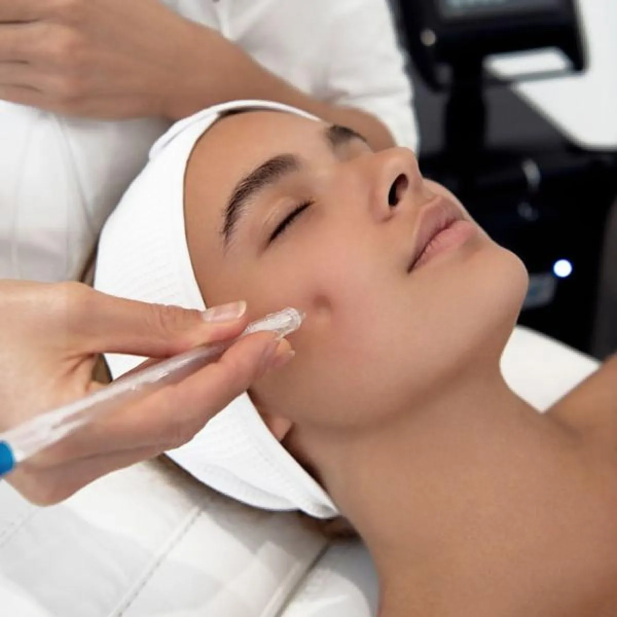 JetPeel - Application du Traitement Facial Séance de traitement JetPeel - application du jet sur le visage du client